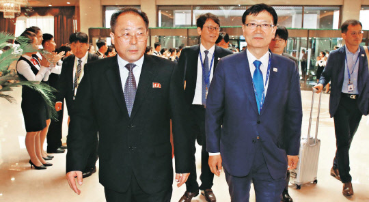 평양 도착 '2018 남북정상회담 평양' 남측 선발대가 16일 오후 선발대 숙소인 평양 고려호텔에 도착, 직원들의 환영을 받으며 입장하고 있다.  왼쪽부터 북한 전종수 개성 남북공동연락사무소장, 권혁기 춘추관장, 선발대 단장인 서호 청와대 통일정책비서관, 탁현민 선임행정관.      연합뉴스